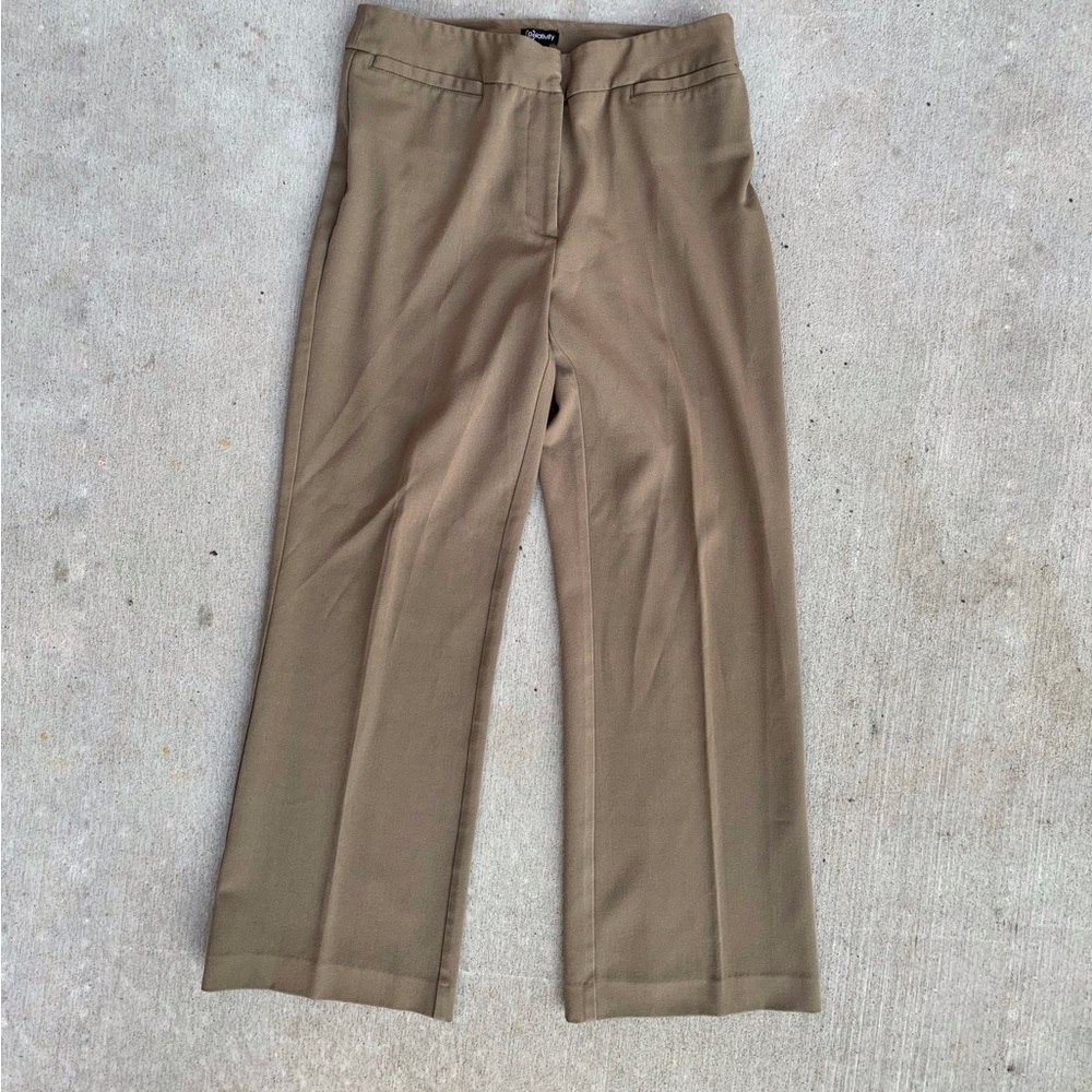 Classic brown-mustard pants with arrows look stylish with sneakers